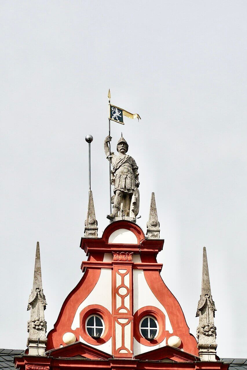 Detailaufnahme des Rathauses Coburg mit barocker Fassade, Figur und Fahne auf dem Dach - Wahrzeichen der Stadt