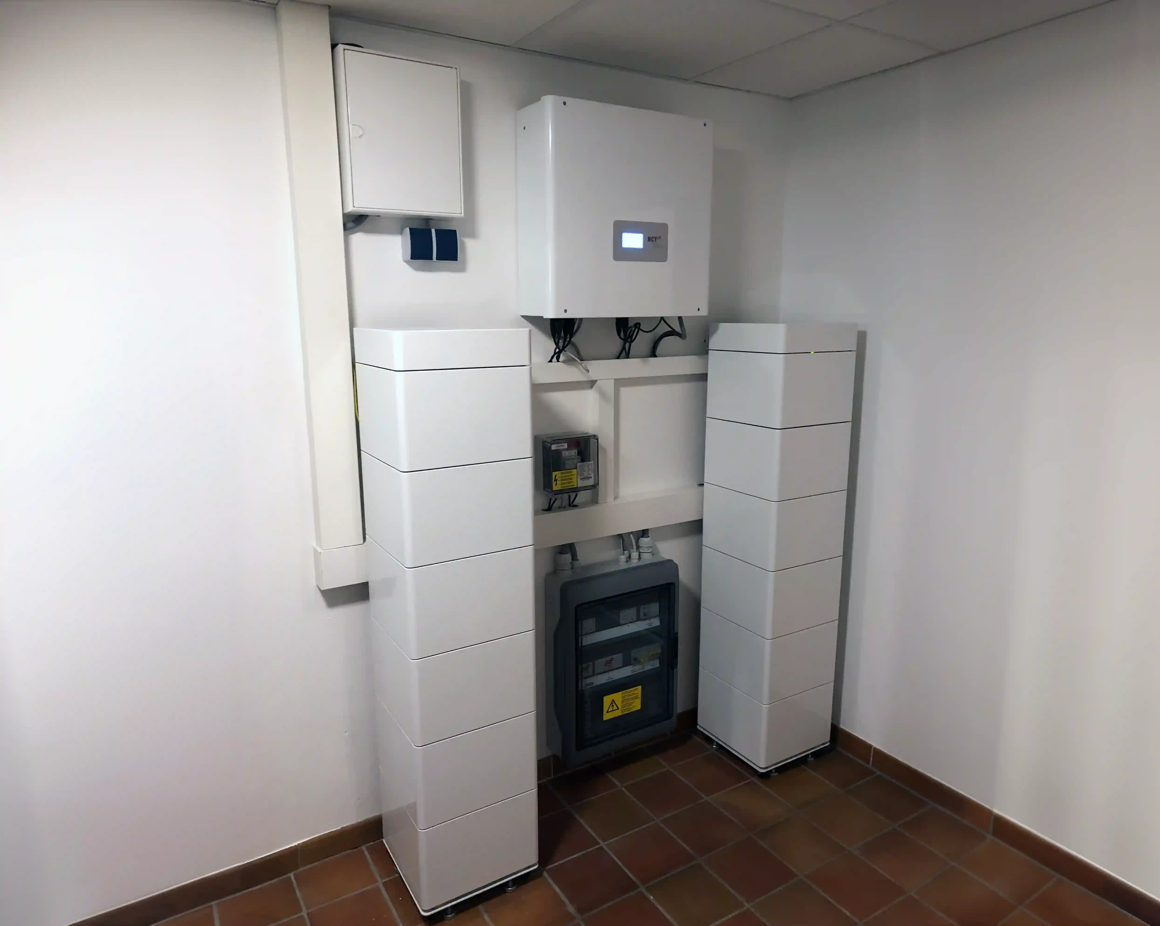 Modernisiertes Energiesystem im Keller nach Sanierung - Batteriespeicher und Wechselrichter für Photovoltaikanlage