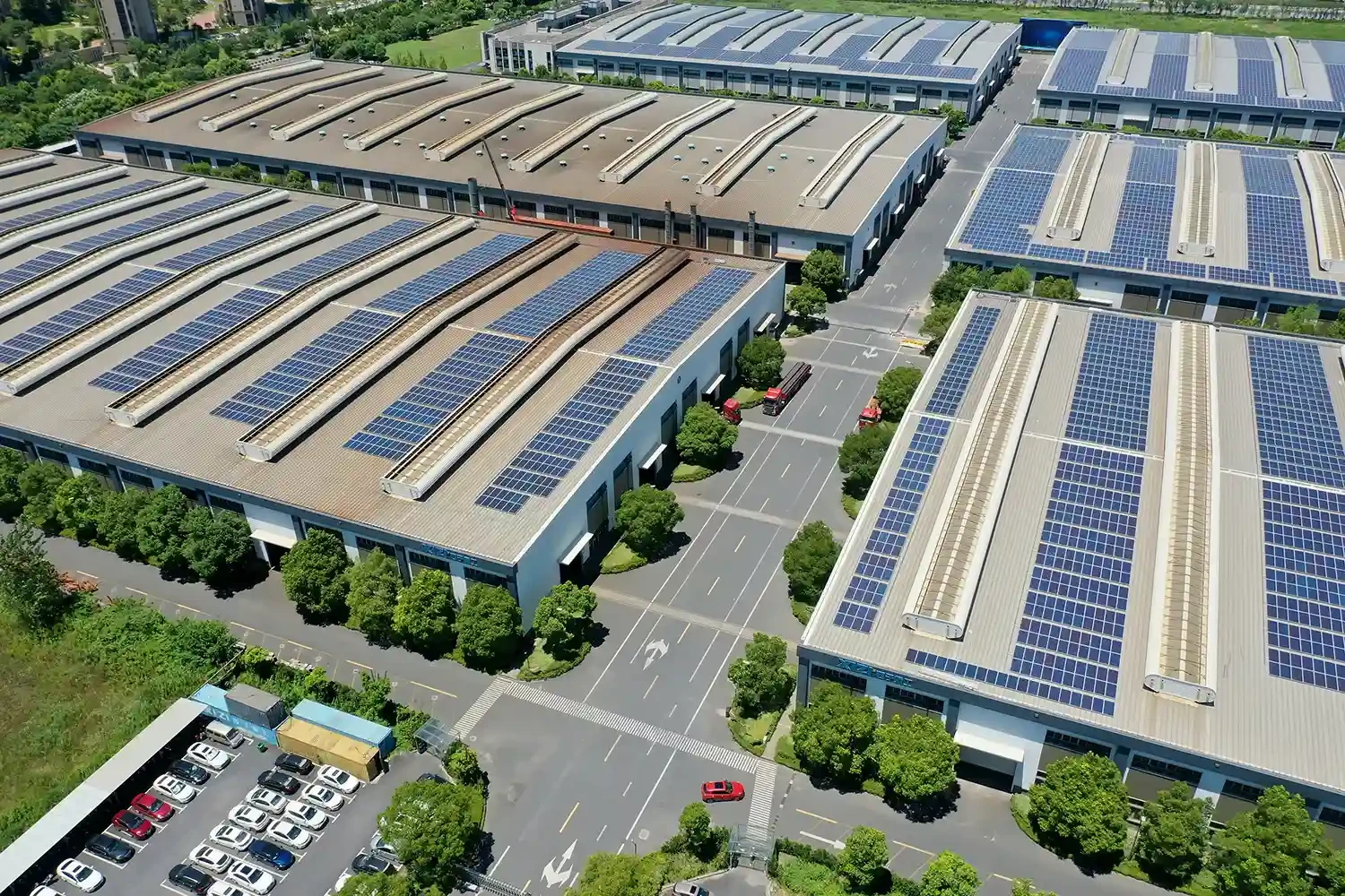 Photovoltaikanlagen auf den Dächern eines großen Industrie- und Gewerbeparks - nachhaltige Stromerzeugung für Unternehmen