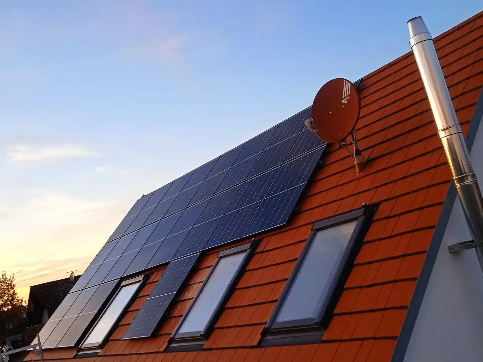 Photovoltaikanlage auf Ziegeldach eines Einfamilienhauses - installiert von Sunna Energie und Elektro