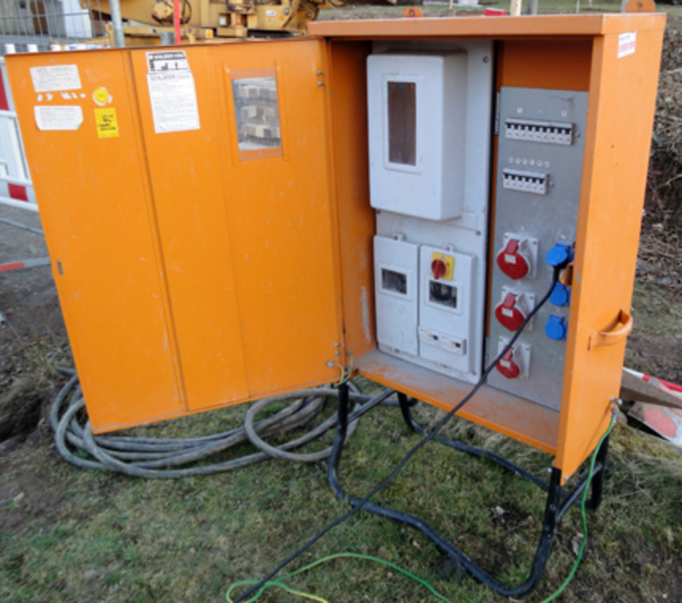 Mobiler Baustromverteiler zur Absicherung der Stromversorgung bei PV-Installationsarbeiten