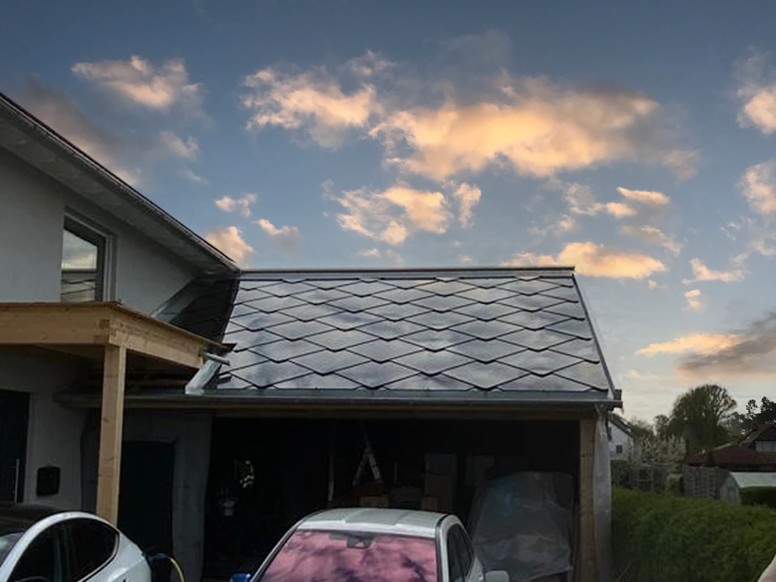 Moderne Indach-Photovoltaikanlage auf einem Einfamilienhaus - ästhetisch integrierte Solarlösung für private Haushalte