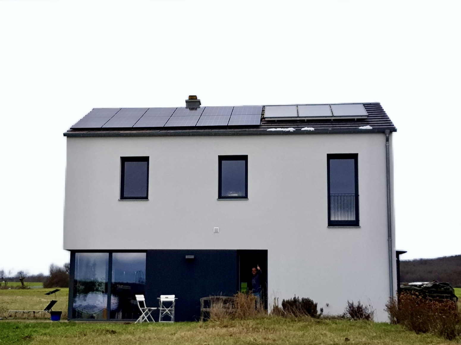 Photovoltaikanlage auf dem Dach eines modernen Einfamilienhauses - saubere Energie für private Haushalte mit Solartechnik von Sunna Energie & Elektro GmbH