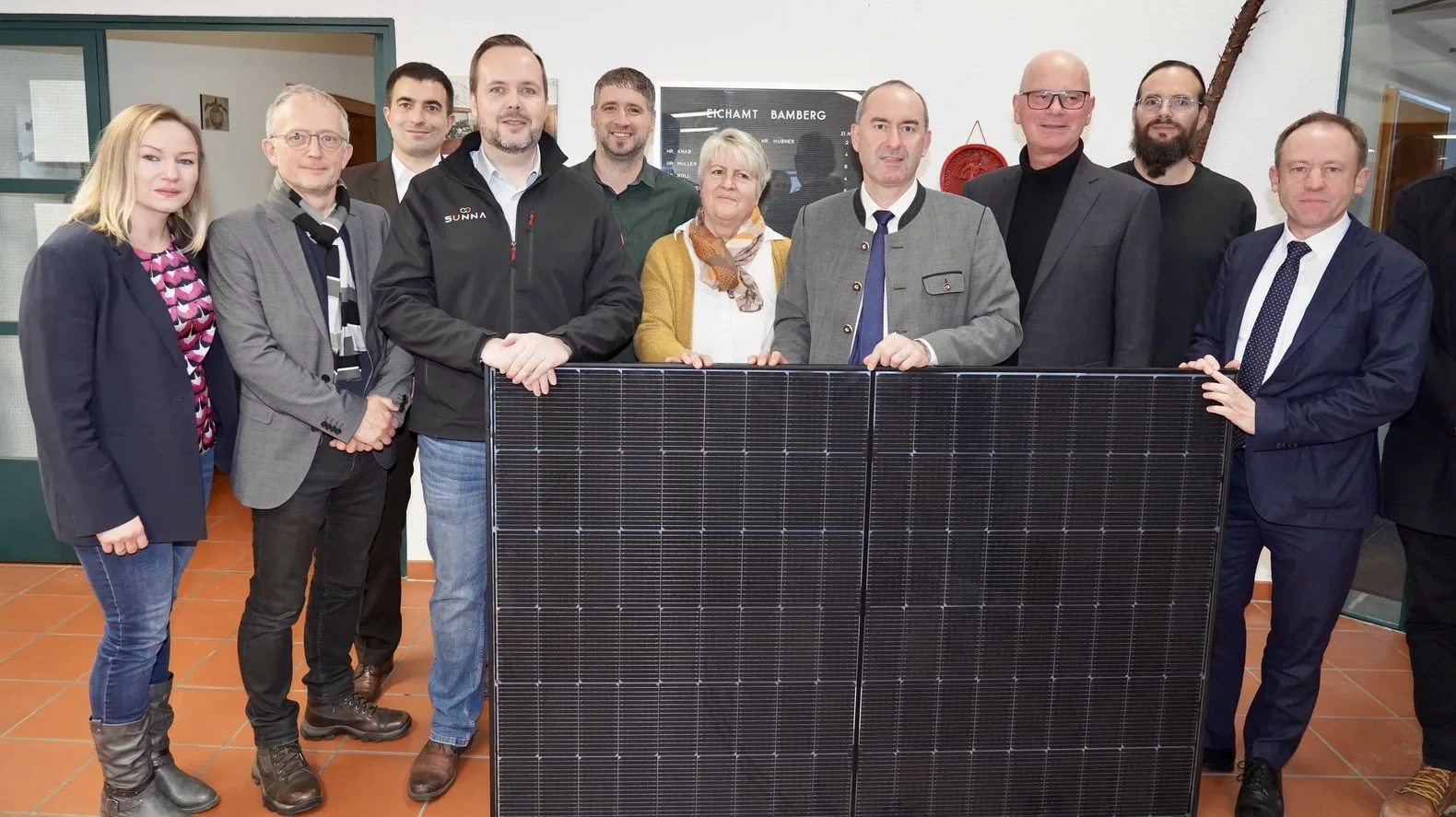Projektübergabe im Eichamt Bamberg mit Beteiligung von Hubert Aiwanger - Photovoltaiklösung für die öffentliche Hand, umgesetzt von Sunna Energie & Elektro GmbH